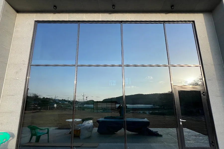 안양 전원주택 통유리 파사드 시공 후 반사 외관
