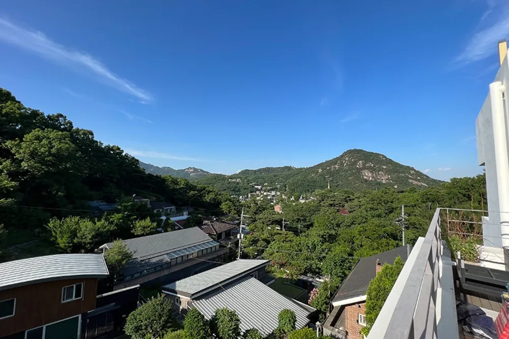 부암동 단독주택 테라스에서 바라본 산 조망