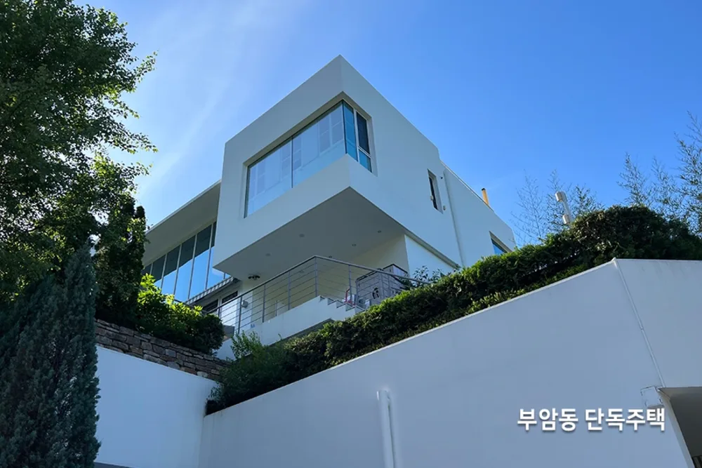 부암동 산자락에 자리한 단독주택 외관