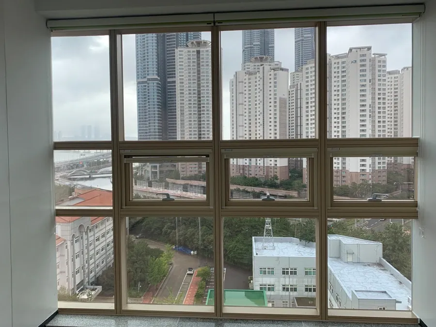 부산 고층 사무공간 통유리 도심 조망 시공 현장