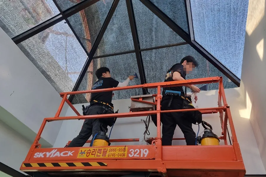 대전 승마장 삼각형 채광창 통유리 시공 현장