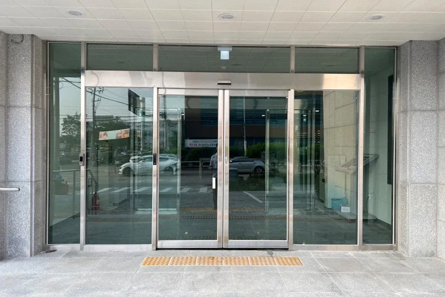 강남 오피스빌딩 로비 통유리썬팅 시공 후 출입구