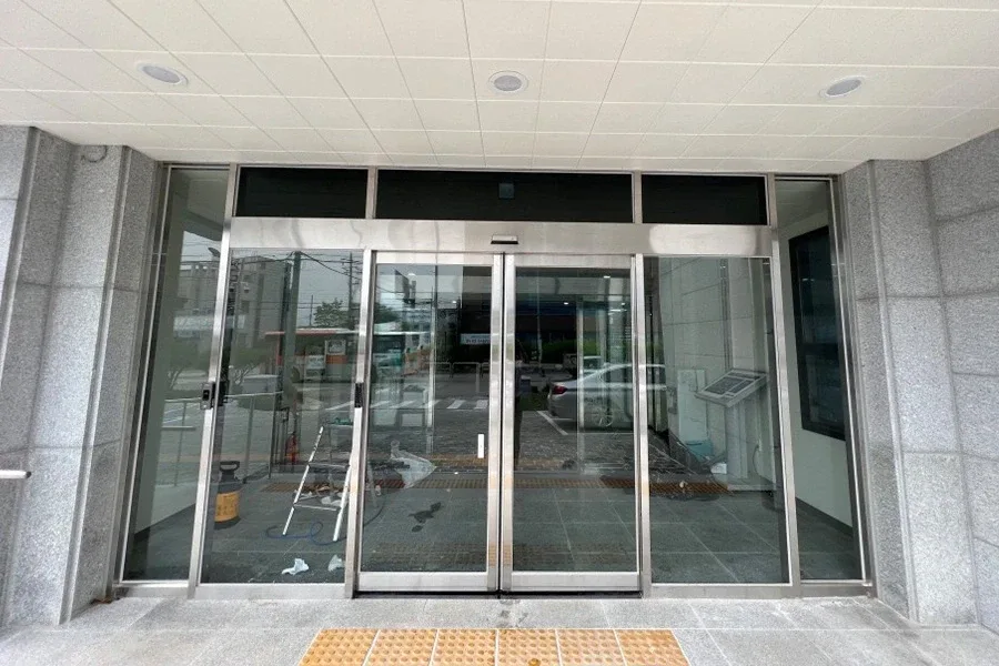 강남 오피스빌딩 로비 통유리썬팅 시공 전 출입구