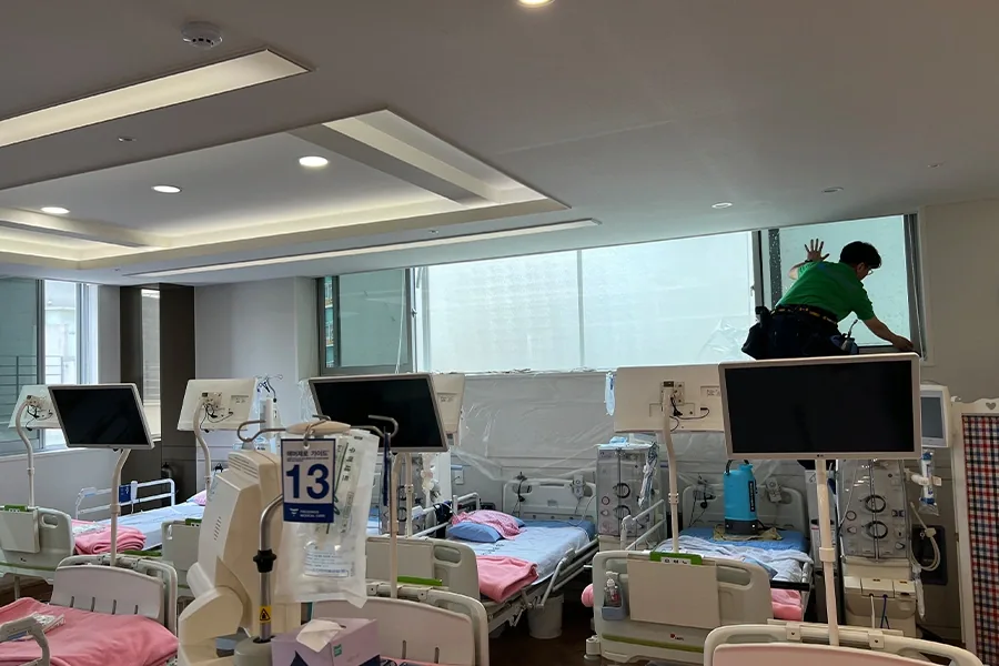 병원 통유리 시공 작업 모습