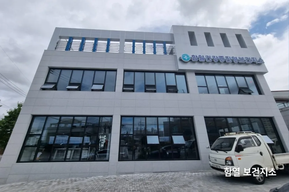 익산 3층 규모 공공보건기관 건물 외관 통유리 시공 현장