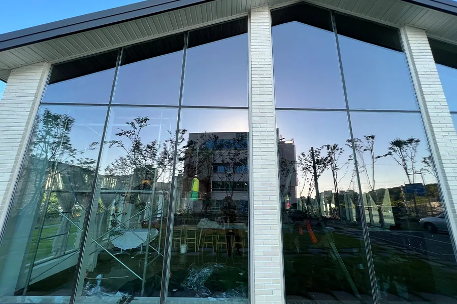 남양주 카페 삼각형 통유리 창 외부 조망