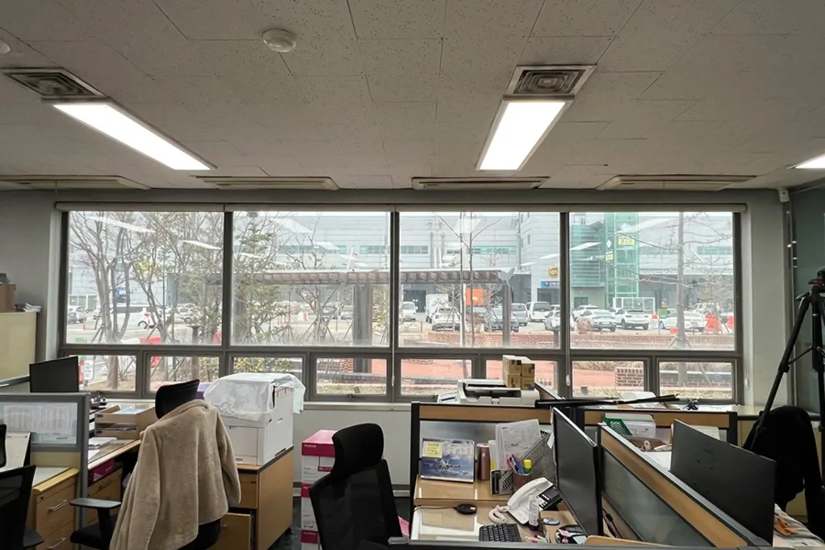 송도 업무단지 사무동 창가 통유리 전경