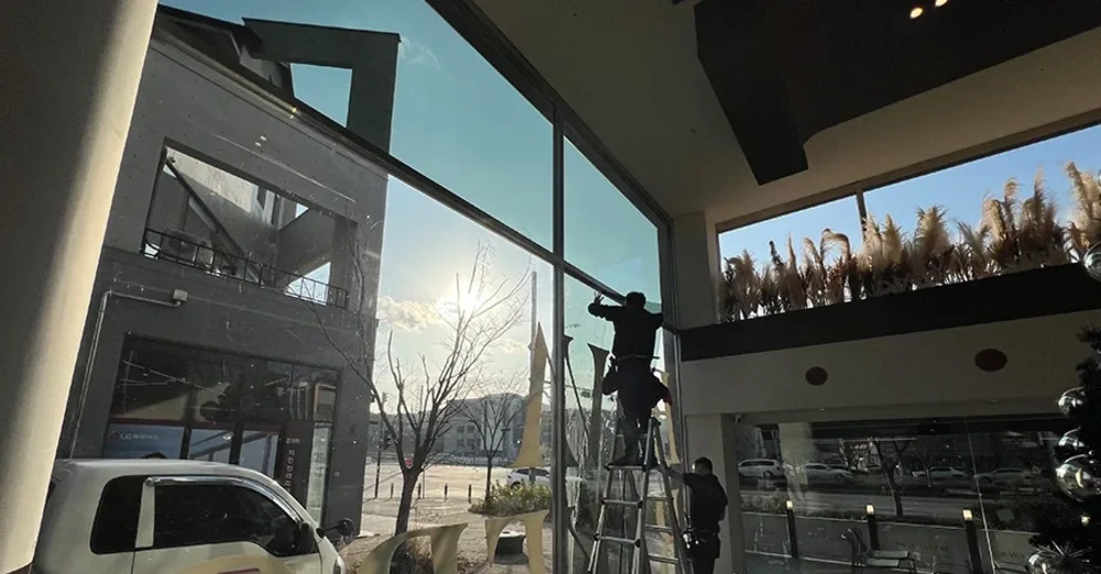 카페 매장 통유리 상단부 열차단 필름 시공 현장